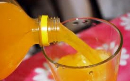 Dusmanul ascuns din ambalaje. Ce substante periculoase se gasesc in sticlele de suc si in pachetele de alimente preambalate Dusmanul ascuns din ambalaje. Ce substante periculoase se gasesc in sticlele de suc si in pachetele de alimente preambalate