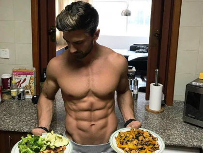 Sexy la bucatarie! Modelul Victor Suiu a trezit admiratia gospodinelor si invidia barbatilor, pregatind o cina delicioasa, de burlac! Iata reteta Sexy la bucatarie! Modelul Victor Suiu a trezit admiratia gospodinelor si invidia barbatilor, pregatind o cina delicioasa, de burlac! Iata reteta