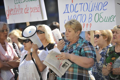 Protest matinal in fata Primariei. Angajatii de la "Moldpresa" cer redeschiderea gheretelor de presa evacuate de pe bulevardul Stefan cel Mare