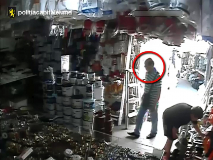 Un barbat din Armenia, retinut in Moldova dupa ce ar fi furat un telefon dintr-o ghereta din piata. Imagini de pe camerele de supraveghere - VIDEO
