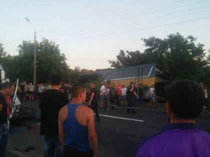 Cei trei moldoveni raniti in accidentul din Cernauti, adusi acasa de Serviciul Situatii Exceptionale. Ceilalti 53 de pasageri ajung in tara cu un alt autocar: "Starea lor va fi monitorizata" Cei trei moldoveni raniti in accidentul din Cernauti, adusi acasa de Serviciul Situatii Exceptionale. Ceilalti 53 de pasageri ajung in tara cu un alt autocar: "Starea lor va fi monitorizata"