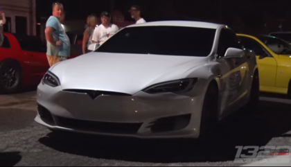 Te crezi rapid la cursele de drag-race? Arunca-ti masina pe benzina si ia o Tesla - VIDEO 