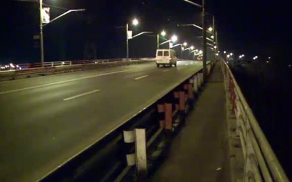Tragicomedie in Romania. Politistii si jandarmii au strigat timp de doua ore la un barbat surd sa nu se arunce de pe un pod Tragicomedie in Romania. Politistii si jandarmii au strigat timp de doua ore la un barbat surd sa nu se arunce de pe un pod