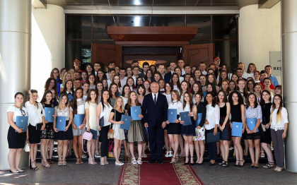 Reactia presedintiei, dupa ce o tanara a refuzat sa ia diploma de la Igor Dodon: "Ea nu se regaseste printre premiantii nominalizati". Ce spune tanara Reactia presedintiei, dupa ce o tanara a refuzat sa ia diploma de la Igor Dodon: "Ea nu se regaseste printre premiantii nominalizati". Ce spune tanara