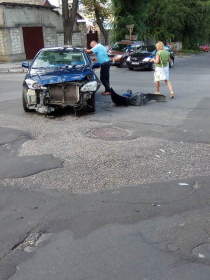 Accident in centrul capitalei. Doua masini, facute zob - GALERIE FOTO