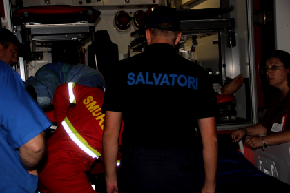 Moldovenii raniti in accidentul din Ucraina au ajuns acasa. Acestia au fost transportati de catre un echipaj SMURD - VIDEO