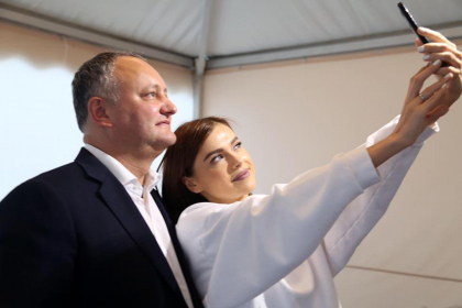 Igor Dodon a facut baie de multime, insa inconjurat de bodyguarzi. Presedintele nu a ratat nici selfie-uri cu tinerii, aseara, in centrul capitalei la "marele concert" - GALERIE FOTO