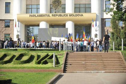 Zeci de oameni s-au adunat in fata Parlamentului. "Jos mafia" scandeaza acestia - GALERIE FOTO Zeci de oameni s-au adunat in fata Parlamentului. "Jos mafia" scandeaza acestia - GALERIE FOTO