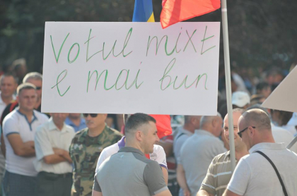 Al doilea miting in fata Legislativului. Manifestantii s-au adunat in  sustinerea sistemului mixt - GALERIE FOTO