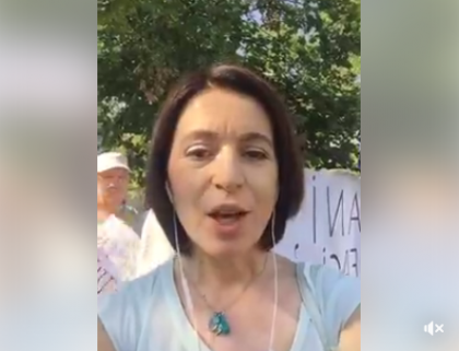 Maia Sandu, in mijlocul protestatarilor: "Guvernarea a hotarat sa ingroape democratia cu muzica. Ceilalti oameni trebuie sa inteleaga ca dupa alegeri vor fi aruncati" - VIDEO Maia Sandu, in mijlocul protestatarilor: "Guvernarea a hotarat sa ingroape democratia cu muzica. Ceilalti oameni trebuie sa inteleaga ca dupa alegeri vor fi aruncati" - VIDEO