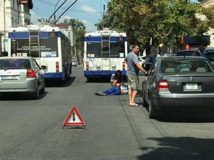 Un barbat intins pe o strada din centrul capitalei, dupa ce a cazut dintr-un troleibuz. Politia: "Si-a pierdut cunostinta, urmeaza sa fie transportat la spital" - FOTO