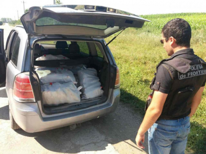 Ar fi incercat sa transporte ilegal sticle de vin in Ucraina, insa a fost prins de oamenii legii - GALERIE FOTO Ar fi incercat sa transporte ilegal sticle de vin in Ucraina, insa a fost prins de oamenii legii - GALERIE FOTO