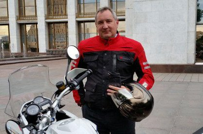 Reactia lui Rogozin dupa ce Pavel Filip a spus acesta va sosi la Chisinau cu un autobuz sau un avion de ruta, si nu cu unul militar: "Deci, elicopter sau motocicleta?"- FOTO