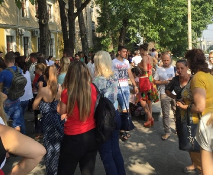 Singuri, cu parinti sau cu bunici, zeci de tineri stau la coada la una dintre universitatile din capitala pentru a se inscrie la facultate: a inceput admiterea - GALERIE FOTO