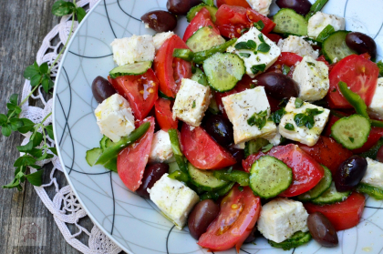 Salata greceasca din castraveti, un deliciu in zilele calduroase de vara