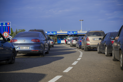 Trafic ingreunat in mai multe puncte de trecere a frontierei. Media timpului de asteptare ajunge si la 3 ore - FOTO Trafic ingreunat in mai multe puncte de trecere a frontierei. Media timpului de asteptare ajunge si la 3 ore - FOTO