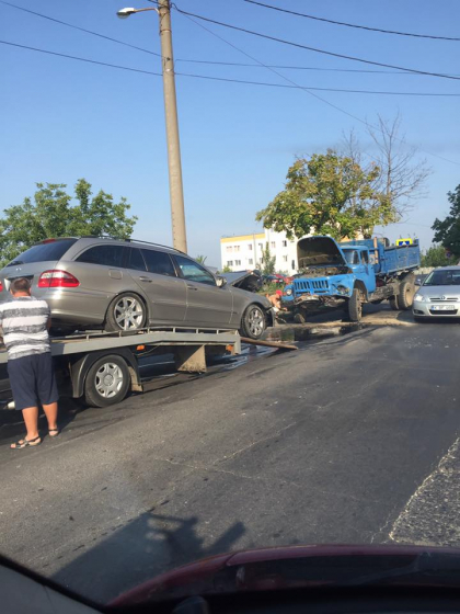 Accident grav pe strada Grenoble din capitala. Un automobil a intrat cu viteza intr-un camion. Cum s-ar fi intamplat totul - GALERIE FOTO