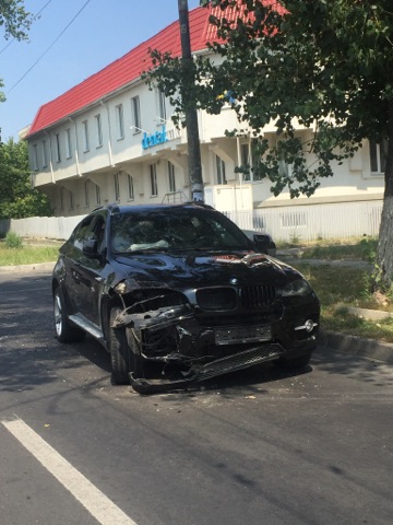 Doi soferi nu au putut imparti o strada din capitala: Un BMW X6 a intrat intr-un alt BMW. Cum arata masinile - GALERIE FOTO Doi soferi nu au putut imparti o strada din capitala: Un BMW X6 a intrat intr-un alt BMW. Cum arata masinile - GALERIE FOTO
