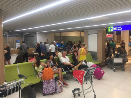 Furtuna din Florenta - motivul pentru care moldovenii care urmau sa zboare ieri de la Chisinau spre Lisabona vor ajunge abia in aceasta seara. Ce spun responsabilii de la Air Moldova - FOTO Furtuna din Florenta - motivul pentru care moldovenii care urmau sa zboare ieri de la Chisinau spre Lisabona vor ajunge abia in aceasta seara. Ce spun responsabilii de la Air Moldova - FOTO