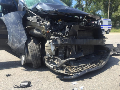 Nu au putut imparti soseaua. Un microbuz s-a ciocnit violent cu un autoturism, in apropiere de Gura Galbenei: doua persoane, ranite - GALERIE FOTO