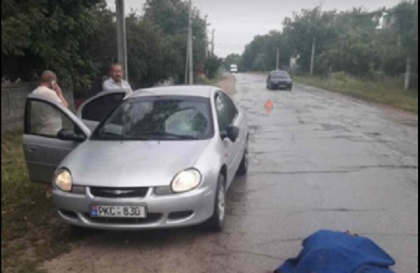 O femeie s-a stins pe loc dupa ce a fost lovita de o masina in apropiere de Lipcani - FOTO