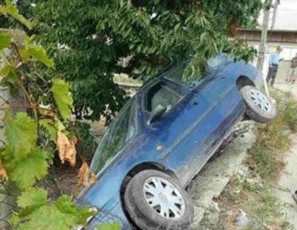 Accident grav pe o strada din capitala. Soferul s-a stins pe loc, iar alte doua persoane au ajuns la spital dupa ce masina in care se aflau a intrat intr-un copac: soferul ar fi suferit un stop cardiac - GALERIE FOTO Accident grav pe o strada din capitala. Soferul s-a stins pe loc, iar alte doua persoane au ajuns la spital dupa ce masina in care se aflau a intrat intr-un copac: soferul ar fi suferit un stop cardiac - GALERIE FOTO