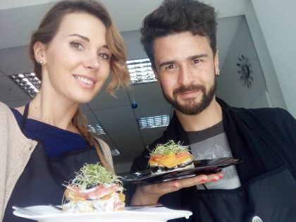 Pasha Parfeni i-a pregatit un mic dejun romantic sotiei sale. Uite cum o alinta, chiar de dimineata - FOTO Pasha Parfeni i-a pregatit un mic dejun romantic sotiei sale. Uite cum o alinta, chiar de dimineata - FOTO
