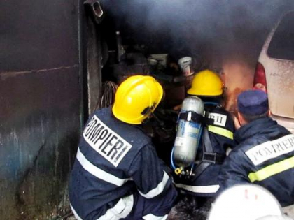 Incendiu intr-un garaj din Cahul. Momentul in care pompierii lupta cu flacarile - VIDEO Incendiu intr-un garaj din Cahul. Momentul in care pompierii lupta cu flacarile - VIDEO