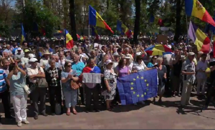 Nemultumiti de schimbarea sistemului electoral, sustinatorii PAS si PPDA, dupa ce au protestat in fata Parlamentului, au pornit in mars spre sediul PSRM, iar poi spre cel al PD-ului Nemultumiti de schimbarea sistemului electoral, sustinatorii PAS si PPDA, dupa ce au protestat in fata Parlamentului, au pornit in mars spre sediul PSRM, iar poi spre cel al PD-ului