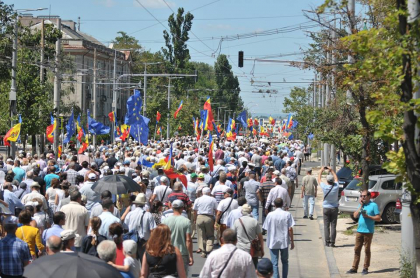 Imagini de la protestul la care sute de sustinatori PAS si PPDA si-au aratat nemultumirea fata de schimbarea sistemului electoral - GALERIE FOTO Imagini de la protestul la care sute de sustinatori PAS si PPDA si-au aratat nemultumirea fata de schimbarea sistemului electoral - GALERIE FOTO