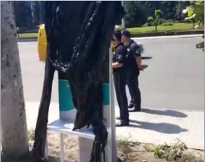 Liderul PPDA spune ca a sesizat ministerul de Interne dupa ce la protestul de ieri oamenii au primit pliante cu mesaje care il prezinta intr-o lumina proasta: "Daca marele meu pacat este ca transpir, eu imi asum acest lucru" - VIDEO Liderul PPDA spune ca a sesizat ministerul de Interne dupa ce la protestul de ieri oamenii au primit pliante cu mesaje care il prezinta intr-o lumina proasta: "Daca marele meu pacat este ca transpir, eu imi asum acest lucru" - VIDEO