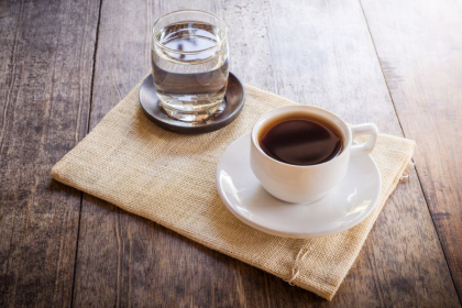 De ce dupa cafea trebuie neaparat sa bei apa? Care este explicatia nutritionistilor De ce dupa cafea trebuie neaparat sa bei apa? Care este explicatia nutritionistilor