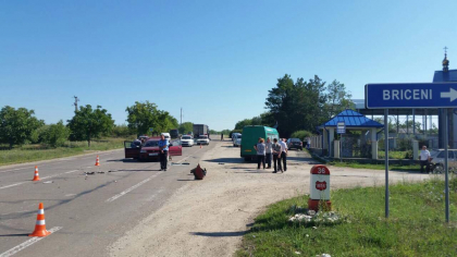 Grav accident la iesire din orasul Briceni. Doua masini s-au ciocnit violent: un pasager, o femeie in varsta de 75 de ani, a murit pe loc - FOTO Grav accident la iesire din orasul Briceni. Doua masini s-au ciocnit violent: un pasager, o femeie in varsta de 75 de ani, a murit pe loc - FOTO