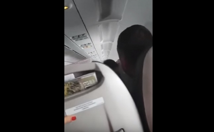 Imagini din interiorul avionului ciuruit de grindina care a aterizat de urgenta pe aeroportul din Istanbul ar fi fost surprinse cu un telefon mobil: pasagerii striga si se tin de scaune - VIDEO