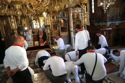 Imaginea zilei. Dodon si pantalonii albi. Momentul in care presedintele se inchina intr-o manastire de pe muntele Athos. Internautii s-au grabit sa-i lase comentarii: "Plahotniuc e dupa altar?" - FOTO