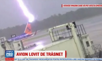 Avion lovit de fulger. O persoana a suferit leziuni cerebrale - VIDEO