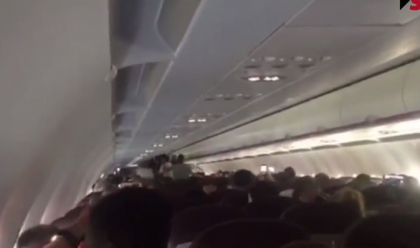 "Va rugam..." Stewardesele romance n-au stiut cum sa reactioneze cand au vazut ce se intampla in zborul Craiova - Bergamo, in timp ce avionul era in aer
