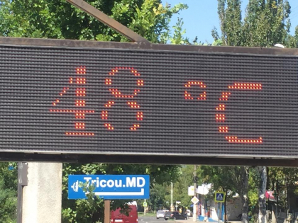 Vine un val de caldura din Africa: codul portocaliu emis de meteorologi ar putea deveni rosu in urmatoarea perioada. Termometrele instalate in capitala indica acum 48 de grade - FOTO