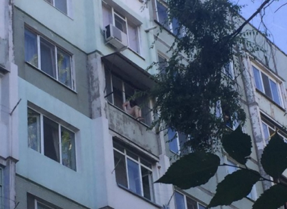 Motivul pentru care ieri adolescenta de 14 ani ameninta ca se arunca in gol de la etajul apartamentului in care locuieste