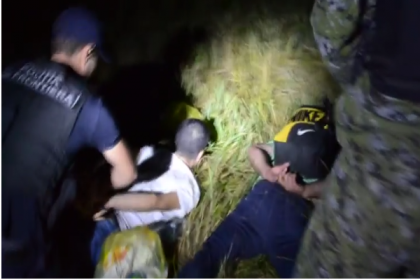 Retineri cu focuri de arma. Trei turci, prinsi la frontiera RM in timp ce intentionau sa treaca Prutul inotand - FOTO/VIDEO Retineri cu focuri de arma. Trei turci, prinsi la frontiera RM in timp ce intentionau sa treaca Prutul inotand - FOTO/VIDEO