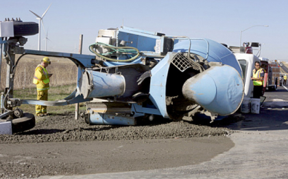 O femeie din China a ramas blocata in masina sub tone de beton in urma unui accident O femeie din China a ramas blocata in masina sub tone de beton in urma unui accident
