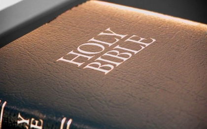 Salvat de cuvantul Domnului, la propriu. Biblia pe care un barbat o poarta in buzunarul de la piept a oprit gloante Salvat de cuvantul Domnului, la propriu. Biblia pe care un barbat o poarta in buzunarul de la piept a oprit gloante