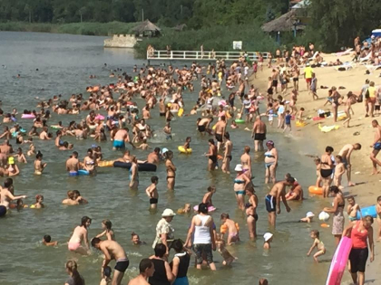Furnicar pe plaja. Zeci de oameni se balacesc la Orhei, ca la mare - FOTO Furnicar pe plaja. Zeci de oameni se balacesc la Orhei, ca la mare - FOTO