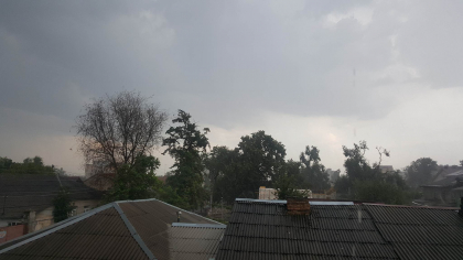 Dupa cateva zile de caldura s-a dezlantuit cerul deasupra orasului. Ploua in capitala - VIDEO/GALERIE FOTO Dupa cateva zile de caldura s-a dezlantuit cerul deasupra orasului. Ploua in capitala - VIDEO/GALERIE FOTO