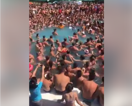 Distractie la maxim la o piscina in aer liber din Romania. Momentul in care mii de oameni incing o hora in apa - VIDEO 
