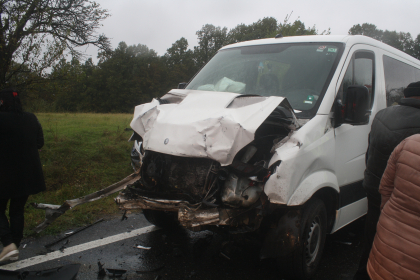 Grav accident aseara la Drochia. Un sofer si 7 pasageri, dintre care 2 minori au fost transportati de urgenta la spital dupa ce microbuzul in care se aflau a derapat in curba Grav accident aseara la Drochia. Un sofer si 7 pasageri, dintre care 2 minori au fost transportati de urgenta la spital dupa ce microbuzul in care se aflau a derapat in curba