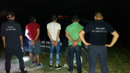 Cei trei turci care au fost prinsi la frontiera RM in timp ce intentionau sa treaca Prutul inotand isi vor petrece urmatoarele 30 de zile dupa gratii - VIDEO Cei trei turci care au fost prinsi la frontiera RM in timp ce intentionau sa treaca Prutul inotand isi vor petrece urmatoarele 30 de zile dupa gratii - VIDEO