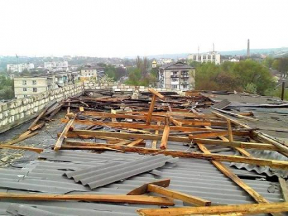 Dezastru in mai multe localitati din tara dupa ploaia torentiala de acum doua zile: zeci de copaci, doborati, aceperisuri smulse de vant si hectare de vita de vie - inundate - FOTO Dezastru in mai multe localitati din tara dupa ploaia torentiala de acum doua zile: zeci de copaci, doborati, aceperisuri smulse de vant si hectare de vita de vie - inundate - FOTO