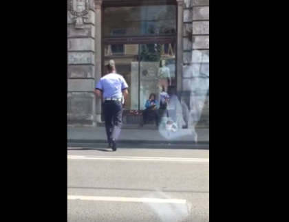 Gestul unui politist roman fata de o batrana care vindea flori a devenit viral pe Facebook - VIDEO