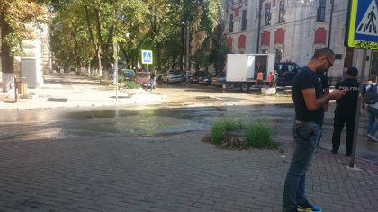 O strada din centrul capitalei, inundata. Este incredibil cata apa se aduna in aceste momente, dupa ce o teava s-ar fi spart - LIVE VIDEO de la fata locului O strada din centrul capitalei, inundata. Este incredibil cata apa se aduna in aceste momente, dupa ce o teava s-ar fi spart - LIVE VIDEO de la fata locului